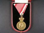 Vojenská záslužná medaile Signum Laudis F.J.I., zlacený bronz + orig. etue