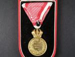 Vojenská záslužná medaile Signum Laudis F.J.I., zlacený bronz, novodobá stuha + orig. etue