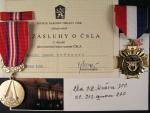 Medaile za zásluhy udělená pplk. O. Kučerovi s dekretem, pam. kříž ČS. letců ve Velké Británii, obálka s vlastnoručním podpisem