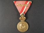 Vojenská záslužná medaile Signum Laudis F.J.I., zlacený bronz, původní voj. stuha s meči