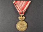 Vojenská záslužná medaile Signum Laudis F.J.I., zlacený bronz, původní voj. stuha s meči