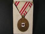 Bronzová čestná medaile Za zásluhy o Červený Kříž na původní stuze + etue, poškozená