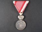Stříbrná vojenská záslužná medaile Signum Laudis F.J.I., postříbřený zinek, nová stuha