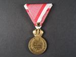Vojenská záslužná medaile Signum Laudis F.J.I., zlacený bronz, nová stuha