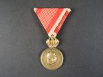 Vojenská záslužná medaile Signum Laudis F.J.I., zlacený bronz, původní voj. stuha