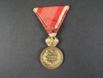 Vojenská záslužná medaile Signum Laudis F.J.I., zlacený bronz, původní voj. stuha
