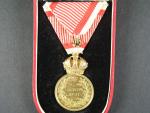 Vojenská záslužná medaile Signum Laudis F.J.I., zlacený bronz + orig. etue