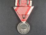Medaile za statečnost II. třídy, postříbřená bronz, původní vojenská stuha, vydání 1917 - 1918