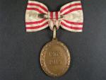 Bronzová čestná medaile Za zásluhy o Červený Kříž s válečnou dekorací na dámské stuze