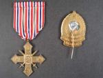 Pamětní odznak partyzánské skupiny Štramberk poškozený šroub + dekret a čs válečný kříž 1939 + dekret