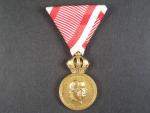 Vojenská záslužná medaile Signum Laudis F.J.I., zlacený bronz, původní voj. stuha