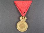 Vojenská záslužná medaile Signum Laudis F.J.I., zlacený bronz, původní civilní stuha