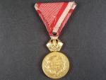 Vojenská záslužná medaile Signum Laudis F.J.I., zlacený bronz, původní voj. stuha, varianta