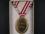 Bronzová čestná medaile za zásluhy o červený kříž s válečnou dekorací + originální etue, poškozená