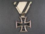 Železný kříž II.tř., na původní trojúhelníkové stuze, pro civilní osoby, na kroužku značen písmenem H