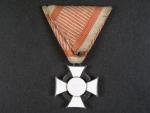 Vojenský záslužný kříž III. třídy s vál. dekorací, Ag, Au