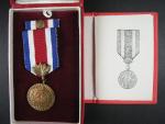 Medaile - Za obětavou práci pro socialismus, průkaz + etue