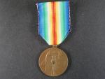 Československá medaile za vítězství s podpisem medailéra + dekret