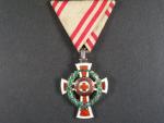 Čestné vyznamenání Za zásluhy o Červený Kříž s válečnou dekorací II. tř., Ag, mírně poškozený smalt v mezikruží a věnci, původní stuha