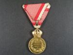 Vojenská záslužná medaile Signum Laudis F.J.I., zlacený bronz, původní voj. stuha s meči
