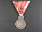 Stříbrná vojenská záslužná medaile Signum Laudis Karel, Ag, na hraně značka A, původní voj. stuha