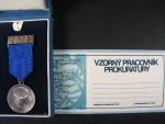 Odznak vzorný pracovník prokuratury + nevyplněný průkaz