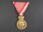 Vojenská záslužná medaile Signum Laudis F.J.I., zlacený bronz, původní voj. stuha