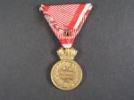 Vojenská záslužná medaile Signum Laudis F.J.I., zlacený bronz, původní voj. stuha