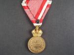 Vojenská záslužná medaile Signum Laudis F.J.I., zlacený bronz, původní voj. stuha