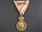 Vojenská záslužná medaile Signum Laudis F.J.I., zlacený bronz, původní voj. stuha s meči