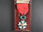 Řád čestné legie, rytíř, 3. republika 1870 - 1951 + etue, mírně poškozený smalt