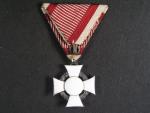 Vojenský záslužný kříž III. třídy s vál. dekorací, Ag, výroba HUW, mírně poškozený smalt na aversu i reversu