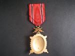 Diplomový odznak krále Karla IV , vydání 1945-48, důstojnický stupeň, I. třída s mečíkovým závěsem + miniatura