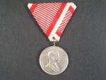 Medaile za statečnost II. třídy, náhradní kov, původní vojenská stuha, vydání 1914 - 1917