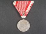 Medaile za statečnost II. třídy, náhradní kov, původní vojenská stuha, vydání 1914 - 1917