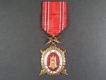 Diplomový odznak krále Karla IV , vydání 1945-48, důstojnický stupeň, I. třída s mečíkovým závěsem