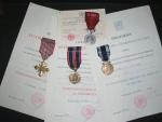 Dekrety na ČS vál. kříž, ČS med. za chrabrost, ČS voj. medaili za zásluhy II.st., med. za zásl. o obranu vlasti + medaile, vše na prap. dělm. Šimáček Pavel OPV