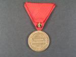 Vojenská jubilejní pam. medaile z r.1898, zlacený bronz, původní stuha