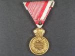 Vojenská záslužná medaile Signum Laudis F.J.I., zlacený bronz, původní voj. stuha s originální značenou páskou za 2x udělení + orig. etue