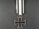 Železný kříž II.tř. na stuze pro nebojovníky, na kroužku značka HW, nová stuha