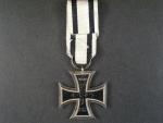 Železný kříž II.tř. na stuze pro nebojovníky, na kroužku značka HW, nová stuha