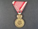 Vojenská záslužná medaile Signum Laudis F.J.I., zlacený bronz, původní stuha