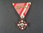 Vojenský záslužný kříž III. třídy s vál. dekorací, postříbřený bronz, mírně poškozený smalt, původní vojenská stuha s meči
