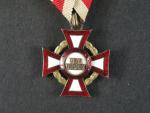 Vojenský záslužný kříž III. třídy s vál. dekorací, postříbřený bronz, mírně poškozený smalt, původní vojenská stuha s meči