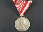 Medaile za statečnost I. třídy, náhradní kov, postříbřený bronz, původní vojenská stuha, vydání 1914 - 1917