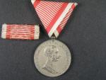 Medaile za statečnost I. třídy, náhradní kov, postříbřený zinek, původní vojenská stuha, vydání 1914 - 1917