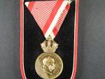 Vojenská záslužná medaile Signum Laudis F.J.I., zlacený bronz, částečně setřelý, původní vojenská stuha, orig.etue