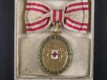 Bronzová čestná medaile Za zásluhy o Červený Kříž s válečnou dekorací na dámské stuze, původní etue