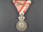 Stříbrná vojenská záslužná medaile Signum Laudis F.J.I., Ag, původní voj. stuha s meči