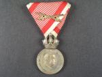 Stříbrná vojenská záslužná medaile Signum Laudis F.J.I., postříbřený bronz, původní voj. stuha s meči